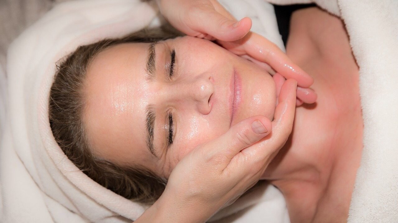 皮膚の新陳代謝が乱れがちになると、様々なお肌のエイジング現象や肌トラブルが出現するようになります。老けて見えるしわ・濃くなるしみ・顔色の冴えないくすみ・クマ・弛み・吹き出物・乾燥など、言い始めたらキリがないほど大変です。