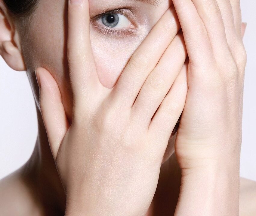 アイラインなどのアイメイクを落とす時にしっかり落としたい一心でゴシゴシと強くこするようにクレンジングし続けているとお肌が荒れたり腫れる等の炎症を起こして色素沈着を招き、目のクマの原因になるのです。