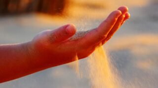 皮ふが乾燥する因子の一つである角質の細胞間脂質と皮脂分泌の低減は、アトピー性皮膚炎のように遺伝子によるものと、エイジングやコスメや洗浄料による後天的要素によるものに大別できます。
