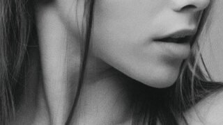 美白の化粧品であることを正式に謳うには、まず薬事法を管轄する厚労省の許可が下りた美白の有効成分（よく使われるのはアルブチン、コウジ酸の２成分）が混ぜられている必要があるらしいのです。
