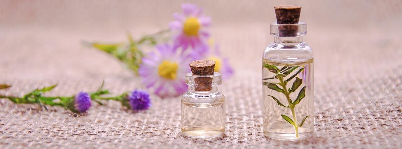 本来ヒアルロン酸（hyaluronic acid）は人間の細胞と細胞の間に多く含まれ、水分を保持したり緩衝材の作用をして大切な細胞を防護していますが、年齢にともなって体内のヒアルロン酸は年々減ります。