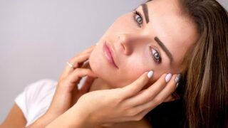 患者はそれぞれ一人一人肌の性質は異なりますし、生まれつきドライスキンなのか、そうではなくて生活習慣など後天的なものによるドライ肌なのかに応じて対応方法が異なってきますので、想像以上に注意が必要とされます。