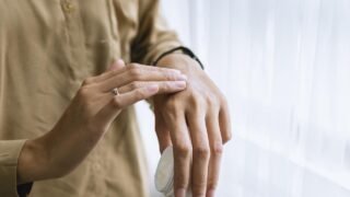 アトピー性皮膚炎とは、アレルギーのような反応と繋がりがある事の中で特にお肌の強い炎症（痒み等）を認めるものでありこれも過敏症の仲間だ。